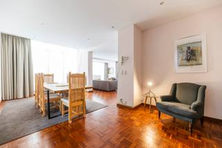 Prachtig appartement met 3 slaapkamers en terras – Rue Souveraine 30 in 1050 Elsene.<br />Ontdek deze ware oase van rust, ideaal gelegen in een van de meest gewilde en levendige wijken van Elsene, op een steenworp afstand van het Fernand Cocq-plein, de Louizalaan en het Bonifatiusplein. Dit unieke appartement, gelegen in een achtergebouw, biedt u het absolute voorrecht van rust en privacy, terwijl u zich toch in de directe nabijheid van winkels, trendy restaurants en het openbaar vervoer bevindt. Het appartement is als volgt ingedeeld: een lichte en gezellige woonkamer, perfect om te ontspannen of gasten te ontvangen, die uitkomt op het terras. Een aangenaam privéterras van ± 8 m² op het ZUIDWESTEN. Slaapgedeelte: 3 mooie, comfortabele slaapkamers, die talrijke inrichtingsmogelijkheden bieden (kinderkamers, ouderslaapkamer of telewerkruimte), twee badkamers. <br />Praktische informatie:<br />Beschikbaarheid: Onmiddellijk // Elektriciteit conform // EPC: C (116 kWh/m²/jaar en 28 kg/m²/jaar) // Prijs: 645.000 €.<br />Parkeerplaats mogelijk voor 25.000 € (optioneel) <br />Basisakte- en landmeetkosten ten laste van de koper (+/- 800 € excl. btw).<br />Info & bezichtigingen: 02 /767 67 88 info-gestea@trevi.be