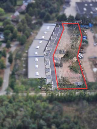 Projectgrond op maat te ontwikkelen in Beerse
Gelegen aan de Toekomstlaan en Dennenlaan in Beerse bevindt zich dit kwalitatieve, bouwrijpe perceel van 6.627 m², ideaal voor een built-to-suit bedrijfsontwikkeling.
Deze locatie biedt ondernemers en investeerders een unieke kans om een bedrijfsgebouw te realiseren dat volledig wordt afgestemd op hun operationele behoeften en toekomstvisie.
De site maakt deel uit van een goed ontsloten KMO-zone en geniet van een strategische ligging met een vlotte aansluiting op de E34, wat zorgt voor een snelle verbinding naar omliggende steden en economische knooppunten.
Troeven van dit perceel
Flexibele indeling van oppervlaktes volgens uw bedrijfsactiviteiten
Volledig maatwerk: ontwikkeling afgestemd op uw specifieke wensen
Uitstekend geschikt voor zowel eigen gebruik als langetermijninvestering
Strategische ligging in een dynamische KMO-zone