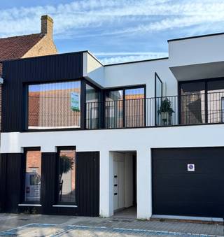 Dit mooi instapklaar appartement is gelegen op het 1ste verdiep van een kleine residentie te Leke, bestaande uit 3 appartementen. <br /><br />Het appartement bestaat uit: inkomhal - toilet - living - keuken - terras - berging - nachthal - 2 slaapkamers - badkamer - autostandplaats - gemeenschappelijke fietsenberging.<br /><br />Kortom een lichtrijk nieuwbouwappartement waar u intens kunt genieten van een unieke woonbeleving.<br /><br />Troeven: <br />- centrale ligging <br />- zéér gunstig EPC 37 kwh / (m²jaar), BEN<br />- attest goedgekeurde elektriciteit<br />- instapklaar<br />- verkoop onder registratierechten dus 2% ofwel 12% <br /><br />Voor meer informatie omtrent dit prachtig nieuwbouwproject maak een afspraak via 0476772446 of info@vastgoedsinnaeve.be