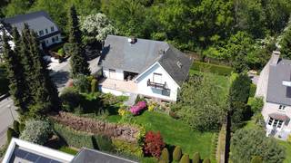 Riante, standingvolle villa, exclusief gelegen in een residentiële en rustige wijk aan het einde van een doodlopend straatje. De villa bevindt...