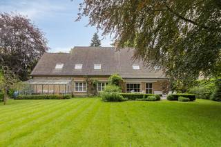 Ontdek deze eigendom vlakbij het centrum van Deurle, gelegen op een aangenaam perceel van 1.718 m². De woning werd gebouwd in 1964 en doorheen de jaren steeds met zorg onderhouden. De woning vormt dan ook een solide basis voor wie op zoek is naar een renovatieproject met veel potentieel. Dankzij de vlotte verbinding naar Gent en Deinze en diverse winkels, scholen en restaurants, geniet deze locatie van een bijzonder praktische en goed bereikbare ligging. Indeling van de woonst: - Gelijkvloerse verdieping: inkomhal met gastentoilet, keuken met directe toegang naar de leefruimte, leef- en eetkamer met open haard en connectie met de tuin, nachthal met 3 slaapkamers en badkamer, dubbele garage- Eerste verdieping: nachthal, polyvalente ruimte (op vandaag ingericht als bureau), 2 slaapkamers, 2 zolderruimtes - Tweede verdieping : volledige bergzolderTroeven: - Oriëntatie- Rustige ligging- PotentieelDeze AI-visualisaties zijn bedoeld als inspiratie. Er werd geen rekening gehouden met technische specificaties, stedenbouwkundige voorschriften of de concrete mogelijkheden tot realisatie.Dit pand is onderworpen aan de renovatieverplichting van de Vlaamse overheid voor residentiële gebouwen (behoudens bij sloop binnen 5 jaar na de aankoop). Consulteer voor meer informatie de website van het Vlaams Energie- en Klimaatagentschap via https://www.vlaanderen.be/een-woning-kopen/renovatieverplichting-voor-residentiele-gebouwenBestuursmaatregelen in het maatregelenregister: nee