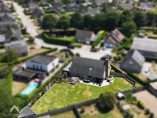 <p>Knappe, villa (renovatiejaar 2025) in een doodlopende straat! De woning staat in de breedte op het perceel, is zeer lichtrijk en er werd met kwalitatieve materialen gewerkt! Deze instapklare villa verwelkomt u via een ruime inkomhal met ingemaakte kasten en afzonderlijk toilet. De ruime woonkamer met aangename leef- en eetruimte geniet van een prachtig zicht op de zorgvuldig aangelegde tuin en het zonnige terras. Aansluitend bevindt zich de ruime, volledig ingerichte keuken die praktisch verbonden is met een bergruimte, een handige wasberging en de ruime dubbele garage.</p>
<p>Op de eerste verdieping bevinden zich vier slaapkamers en een aparte bureauruimte. Daarnaast beschikt de woning over een in 2025 volledig gerenoveerde badkamer met zowel een douche (incl sunshower) als een ligbad. Naast de badkamer is er een apart extra douchetoilet.</p>
<p>Er is een zolder over de hele oppervlakte van de woning. Buiten geniet u van een aangelegde en onderhoudsvriendelijke tuin met aangename zonneterras. De garage biedt extra mogelijkheden. De woning heeft voldoende parkeermogelijkheden dankzij de ruime oprit, garage en een praktische (dubbele) carport.</p>
<p>Extra troeven:</p>
<ul>
<li>Energiezuinig</li>
<li>Zonnepanelen</li>
<li>Voorzieningen voor laadpaal aanwezig</li>
<li>Veel privacy</li>
<li>Automatische installatie voor beregening tuin</li>
<li>Regenput 10000L</li>
<li>Ruime garage</li>
<li>Top locatie</li>
<li>Instapklaar</li>
</ul>
<p>Deze woning wordt te koop aangeboden ZONDER makelaar via Smart Houses. Inlichtingen of een bezoek? Contacteer rechtstreeks de eigenaar via +32476563241</p>