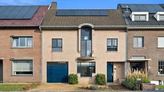<p><i>Deze ruime en instapklare gezinswoning is gelegen aan de Nijverheidslaan 113 in Smeermaas, een gegeerde deelgemeente van Lanaken. </i></p>
<p><i>Dankzij de vijf volwaardige slaapkamers biedt deze woning meer dan voldoende ruimte voor een gezin dat belang hecht aan comfort, functionaliteit en een aangename woonbeleving.</i></p>
<p><i>De woning werd steeds met zorg onderhouden en is degelijk afgewerkt met kwaliteitsvolle materialen, wat resulteert in een solide en duurzame woonst. De indeling is doordacht en praktisch, met ruime kamers en een aangenaam gevoel van openheid doorheen de hele woning. Bovendien beschikt de woning over een <strong>inpandige garage</strong>, wat zorgt voor extra comfort, veiligheid en praktische bergruimte. Vanuit de garage heeft u rechtstreeks toegang tot de woning, wat het dagelijkse gebruik bijzonder aangenaam maakt.</i></p>
<p><i>De leefruimte vormt zonder twijfel één van de absolute troeven. Dankzij het grote raampartij dat tot op de grond doorloopt, geniet u hier van een overvloed aan natuurlijk licht en een prachtig zicht op de tuin. Dit creëert niet alleen een sterk binnen-buitengevoel, maar zorgt ook voor een warme en uitnodigende sfeer waarin het aangenaam vertoeven is.</i></p>
<p><i>Ook op energetisch vlak scoort de woning degelijk. Met een EPC-score van 288 (energielabel C) biedt de woning een goede energieprestatie. Bovendien is de woning uitgerust met <strong>zonnepanelen</strong>, wat bijdraagt aan een lagere energiefactuur en een duurzamer wooncomfort. Dit maakt de woning niet alleen interessant voor vandaag, maar ook met het oog op de toekomst.</i></p>
<p><i>De tuin is een ware oase van rust en gezelligheid, waar u in alle privacy kunt genieten van het buitenleven. Dankzij de doordachte aanleg en de groene omkadering vormt deze tuin een intieme en beschutte plek, ver weg van inkijk en dagelijkse drukte. Hier komt u volledig tot ontspanning, of u nu kiest voor een rustig moment met een boek, een gezellige barbecue met familie en vrienden of lange zomeravonden in goed gezelschap.</i></p>
<p><i>Het terras sluit mooi aan op de woning en nodigt uit om het hele jaar door buiten te vertoeven. De combinatie van groen, zon en schaduw creëert een aangename sfeer op elk moment van de dag. Door de rustige ligging en de natuurlijke afscherming geniet u hier van een uitzonderlijk gevoel van privacy, wat de tuin tot een echte verlenging van de leefruimte maakt.</i></p>
<p><strong><i>Omgeving & ligging</i></strong><i><br />De ligging in Smeermaas is een perfecte combinatie van rust, bereikbaarheid en levenskwaliteit. U woont hier in een aangename woonomgeving met een vlotte verbinding naar het bruisende centrum van Maastricht, dat zich op korte afstand bevindt. Hierdoor geniet u van een uitgebreid aanbod aan winkels, cultuur, horeca en ontspanningsmogelijkheden. Ook Maastricht- AachenAirport is gemakkelijk bereikbaar, wat een bijkomende troef vormt voor wie professioneel of privé regelmatig reist.</i></p>
<p><i>Daarnaast zijn omliggende gemeenten en steden vlot bereikbaar via de belangrijkste invalswegen, zowel met de wagen als met het openbaar vervoer. Scholen, supermarkten en andere dagelijkse voorzieningen bevinden zich op slechts enkele minuten rijden, wat het comfort van het dagelijkse leven aanzienlijk verhoogt.</i></p>
<p><strong><i>Horeca & natuur</i></strong><i><br />In de nabije omgeving vindt u een ruim en gevarieerd aanbod aan restaurants, cafés en eetgelegenheden, ideaal voor wie graag culinair geniet zonder ver te moeten verplaatsen. Lanaken staat bovendien bekend om zijn uitgestrekte groene zones en natuurgebieden. Tal van wandel- en fietsroutes bevinden zich in de directe omgeving en bieden volop mogelijkheden om te ontspannen en te genieten van het buitenleven.</i></p>
<p></p>