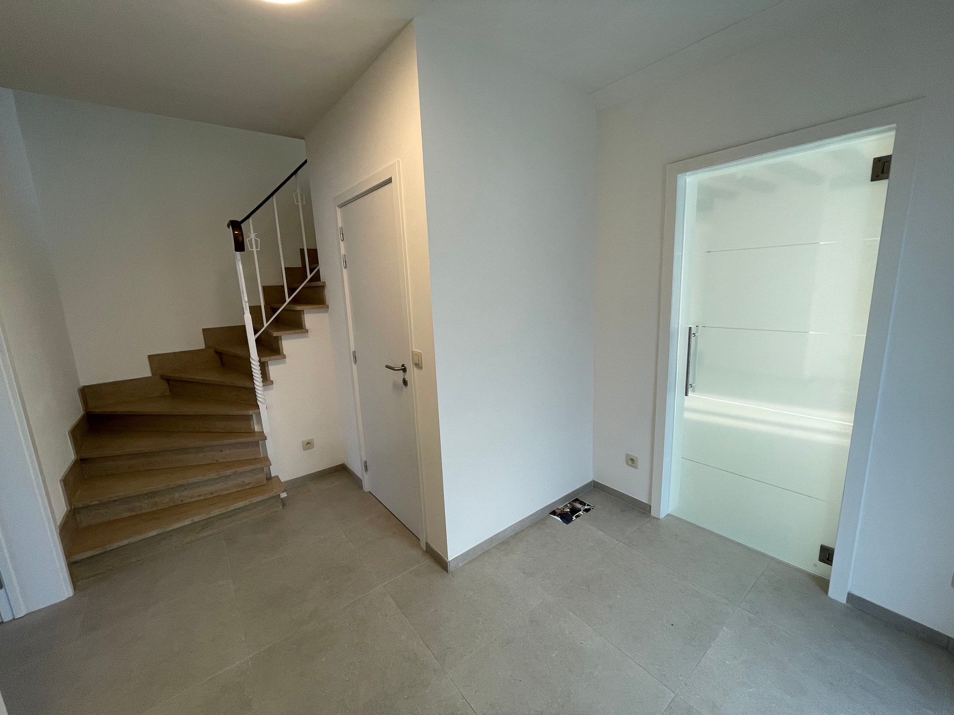 Gunstig gelegen totaal gerenoveerde woning met ruim magazijn. - foto 2