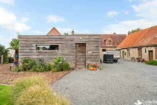In de <strong>Vijf Eikenstraat 7 te Oostrozebeke</strong> vindt u deze ruime woning op een prachtig <strong>perceel van 2.342 m²</strong>.<br /><br />Dankzij de <strong>landelijke ligging</strong> geniet u hier van rust, privacy en een aangename woonomgeving.<br /><br />De woning beschikt op het gelijkvloers over een inkomhal, lichtrijke woonkamer - salon met aansluitende ingerichte keuken met ontbijthoek. Een praktische berging palende aan de keuken alsook wasplaats met inbouwkasten en afzonderlijk toilet. <br /><br />Verder hebben we een <strong>eerste slaapkamer</strong> met ingerichte badkamer (bad, inloopdouche en wastafel), bureelruimte.<br /><br />Op de verdieping bevinden zich nog <strong>drie slaapkamers </strong>met dressing/inbouwkast, badkamer, berging en een nachthal.<br /><br />Buiten biedt het ruime perceel tal van mogelijkheden met een oprit met diverse parkeermogelijkheden, ruime ingerichte tuin met landelijk zich, tuinhuis/garage/mencave en een klein bouwvallig bijgebouw. Mogelijkheid tot bijkopen extra weide van 1013m².<br /><br />De woning werd doorheen de jaren volledig vernieuwd en heeft een volledig nieuw dak met isolatie, vloerisolatie, vernieuwd raamwerk,...<br /><br /><strong><u>Troeven</u></strong><br />+ <strong>Landelijke ligging</strong> in Oostrozebeke;<br />+ Grondopp van 2.342 m², <strong>woonopp 200m²;</strong><br />+ 4 slaapkamers - dressing;<br />+ Bureel voor thuiswerk of hobby;<br />+ Steenput, vernieuwd dak;<br />+ Tuinhuis/garage aanwezig;<br />+ Rustige en groene omgeving.<br /><br />Een ideale gezinswoning voor wie op zoek is naar ruimte, comfort en landelijk wonen in het hart van Oostrozebeke. Contacteer ons voor meer informatie of een bezoek.<br /><br />Benieuwd naar dit pand of een andere eigendom? www.coventa.be – 051 222 051