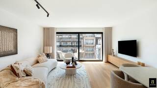 <span>Exclusief en totaal gerenoveerd luxeappartement met uitzonderlijke afwerking op een absolute toplocatie in de prestigieuze Van Bunnenlaan, op enkele stappen van Dumortierlaan, de boetieks en het strand. <br />Het appartement werd met oog voor detail afgewerkt met hoogwaardige materialen, waaronder marmer, designkranen van Gessi, een volledig uitgeruste Miele-keuken met kookeiland en maatwerkkasten. De ruime, lichtrijke leefruimte geeft uit op een zonnig terras aan de voorzijde met een aangenaam open zicht. De stijlvolle open keuken sluit naadloos aan op de leefruimte. De inkomhal is voorzien van een vestiairekast en een gastentoilet. Aansluitend bevindt zich een praktische berging met aansluiting voor een wasmachine. De master bedroom beschikt over ingemaakte maatwerkkasten en een en-suite douchekamer. De tweede ruime slaapkamer is eveneens voorzien van maatwerkkasten. Beide slaapkamers geven toegang tot het rustige terras aan de achterzijde. Verder is er een derde slaapkamer, een tweede stijlvolle douchekamer en een apart toilet in de nachthal.</span><br /><span>Het appartement beschikt bovendien over een privatieve kelder en een gemeenschappelijke fietsenberging. Een inpandige autostaanplaats kan erbij worden aangekocht. </span>