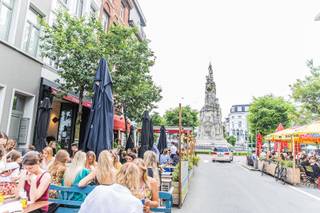 OVER TE NEMEN: GOED DRAAIEND HANDELSFONDS OP TOPLOCATIE TE MARNIXPLAATS, ANTWERPENUnieke kans!Op de bruisende Marnixplaats in het hart van 't ZUID...