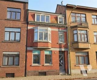 In one of Hasselt' s most desirable neighborhoods, this exceptional townhouse comes for sale. Houses of this size , appearance and location...