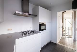 <p>Centraal gelegen en instapklare woning met ruime garage.</p>
<p>Deze woning is ideaal gelegen in een dynamische en uitstekend bereikbare buurt in Niel. Op een boogscheut van het centrum geniet je hier van alle nodige voorzieningen binnen handbereik: winkels, scholen en openbaar vervoer bevinden zich op wandel- en fietsafstand. Dankzij de vlotte verbindingen naar invalswegen en nabijgelegen gemeenten combineert deze locatie het gemak van een centrale ligging met een fijne, levendige woonomgeving.</p>
<p>Het gelijkvloers beschikt over een ruime, inpandige garage met meer dan voldoende plaats voor één wagen én een praktische opbergruimte voor fietsen en extra materiaal. De eerste verdieping bestaat uit een lichtrijke woonkamer met een open keuken die zorgt voor een gezellig en ruimtelijk gevoel. Op deze verdieping is ook een apart gastentoilet voorzien.Op de tweede verdieping bevinden zich twee volwaardige slaapkamers en een eigentijdse badkamer die uitgerust is met een ruime inloopdouche. Bovendien beschikt deze verdieping over een tweede aparte WC.</p>
Troeven op een rij: <br />-EPC: C (geen renovatieverplichting) <br />-Centrale ligging vlakbij winkels, scholen en openbaar vervoer<br />-Grote garage met plaats voor auto én fietsen/opbergruimte<br />-Parkeerterrein met laadpalen voor de deur<br />
<p>Laat deze kans niet aan u voorbijgaan! Neem vandaag nog contact met ons op via <strong>info@immosir.be </strong>voor meer informatie of om uw bezoek in te plannen.</p>
