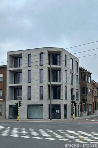 Dit handelspand bevindt zich op een uiterst zichtbare hoek in een drukke commerciële omgeving. De brede glaspartijen zorgen voor maximale exposure en trekken vanzelf de aandacht van voorbijgangers.<br /><br />Binnenkomend beschik je over een afzonderlijke inkom en een open ruimte die je makkelijk naar eigen concept kunt indelen. Dit maakt het pand geschikt voor tal van activiteiten, zoals kantoorfunctie, apotheek, praktijk of dienstverlening. Het overvloedige natuurlijke licht creëert een aangename werkomgeving.<br /><br />Daarnaast is er een aparte zone voorzien waar eenvoudig een keuken kan worden geplaatst, wat het dagelijkse comfort verhoogt. De kelderverdieping biedt extra opslag- of archiefruimte en is praktisch toegankelijk.<br /><br />Bepaalde afwerkingen kunnen in samenspraak nog worden bepaald, zodat het geheel volledig kan worden afgestemd op jouw specifieke noden.<br /><br />Op zoek naar een representatieve handelslocatie met uitstekende bereikbaarheid in Merksem? Dan is dit een interessante kans.