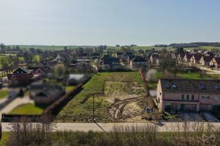 In een rustige en kindvriendelijke woonwijk in het charmante Bierbeek ligt deze bouwgrond (LOT 2) voor halfopen bebouwing met een...