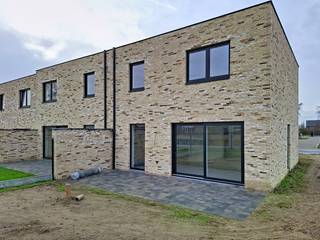 Lot 16 is een halfopen bebouwing in moderne stijl op een grondopp. van 283 m² en met een totale bewoonbare opp. van 140 m². Energieneutrale woning (E -20) dankzij doorgedreven isolatiepakket, ventilatiesysteem D, groot pakket zonnepanelen en warmtepomp.<br />Deze woning zit is instapklaar en beschikbaar bij akte !<br /><br />GELIJKVLOERS : inkom, wc, ruime living met ingerichte open keuken met eiland en bergruimte. <br /><br />EERSTE VERDIEPING: 1 slpk voor de ouders, 2 kinderkamers, badkamer met inloopdouche, badkamermeubel met lavabo en wc, technische ruimte. De woning is volledig afgewerkt met ingerichte keuken en laminaat in de slaapkamers.<br />Deze woning ligt in een nieuw woonproject in de Sint-Jozefstraat in Aalter.<br />Prima ligging ! Centrum Aalter vlakbij, E40 zeer vlot bereikbaar, diverse sportmogelijkheden in de buurt.  <br /><br />EXTRA TROEVEN: Volledig afgewerkt, instapklaar, oprit, terras en omheining zijn inbegrepen.<br />OOK IDEAAL ALS INVESTERING!<br />Contacteer ons voor een vrijblijvend bezoek.<br /><br />Prijs excl. btw en kosten. Bij Durabrik ben je zeker van een vaste prijs na ondertekening van je contract.  <br /><br />Meer info via 09 280 60 60 of mail naar info@durabrik.be <br />* Beelden en oppervlaktes zijn indicatief.