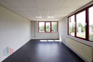 <strong>Kantoorruimte</strong> van <strong>395 m²</strong> te huur in Zellik op een uiterst strategische en vlot bereikbare locatie. Dankzij de onmiddellijke aansluiting op de <strong>E19</strong> geniet u van een uitstekende verbinding richting Brussel en Antwerpen. Ook duurzame mobiliteit is een troef, met de nabijgelegen fietssnelweg die rechtstreeks aansluit op het station van Zellik.<br /><br />De ruimte is voorzien van alle hedendaagse comfortelementen die bijdragen aan een efficiënte en aangename werkomgeving. Zo beschikt de unit over sanitair, een aangename eetruimte met <strong>kitchenette</strong>, energiezuinige <strong>LED-verlichting</strong> , afzonderlijke ingang en dubbele beglazing. De flexibele indeling laat toe om de kantoorruimte af te stemmen op uiteenlopende professionele noden. <br /><br />De site onderscheidt zich door haar <strong>groene</strong> en rustige omgeving, wat bijdraagt aan een aangename en productieve werksfeer met een open zicht op de natuur. Daarnaast er de mogelijkheid om 13 private parkeerplaatsen te voorzien. Dit zorgt voor een vlotte ontvangst van klanten en medewerkers.<br /><br />Naast deze unit is er ook een grotere oppervlakte van <strong>395 m²</strong> beschikbaar.<br /><br />Contacteer <strong>PANORAMA B2B</strong> voor meer informatie of een vrijblijvend plaatsbezoek via<strong> 0477 09 00 09</strong>.