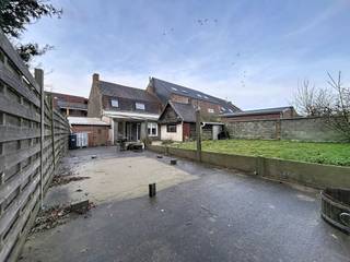 CHARMANTE, HALFOPEN WONING MET TUIN EN GARAGE TE WESTOUTER. DE WONING IS ALS VOLGT INGEDEELD: GELIJKVLOERS:INKOMHAL, APARTE KEUKEN, GEZELLIGE...
