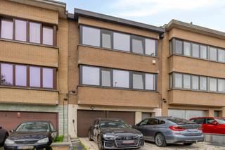 immo DAVID stelt voor: perfect instapklaar 2-slaapkamerappartement met garage en staanplaats<br /><br />Ontdek dit volledig gerenoveerde, ruime en lichtrijke appartement van 98 m², gelegen op de tweede verdieping van een kleinschalig gebouw.<br /><br />Het appartement omvat een inkomhal met vestiairekast, een ruime leefruimte met volledig geïnstalleerde open keuken, een apart toilet, nachthal, twee slaapkamers en een badkamer. Daarnaast beschikt het over een aangenaam zuidgericht terras, ideaal om volop van de buitenruimte te genieten.<br /><br />Een privatieve garage en staanplaats zijn eveneens inbegrepen.<br /><br />Dankzij de uitstekende ligging nabij de Ring, belangrijke invalswegen, het centrum van Brussel, scholen, openbaar vervoer, winkels, de fietssnelweg, UZ Jette en het Laarbeekbos, geniet u hier van een uitstekende bereikbaarheid.<br /><br />Het appartement is volledig instapklaar en beschikt bovendien over driedubbele beglazing, een gunstige EPC-score C en conforme elektriciteit. De combinatie van de ruime woonoppervlakte, de verzorgde afwerking, het zuidgerichte terras, de garage en staanplaats maakt dit appartement tot een bijzonder interessante opportuniteit.<br /><br />Contacteer immo DAVID snel voor meer informatie of een bezoek.