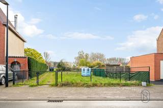 Te koop: bouwgrond van 1.370 m² voor halfopen bebouwing in Berchem (Kluisbergen)<br /><br />In de Zonnestraat te Berchem (Kluisbergen) bevindt zich deze ruime bouwgrond, gelegen op wandelafstand van het centrum en alle voorzieningen.<br /><br />Wat maakt dit perceel uniek?<br />Het perceel heeft een oppervlakte van 1.370 m² en is geschikt voor halfopen bebouwing. Met een uitzonderlijke diepte van ca. 120 meter biedt deze grond tal van mogelijkheden voor de inrichting van woning en tuin. Achteraan geniet je van een zuidgerichte tuin, ideaal voor wie houdt van zon, rust en buitenleven. <br /><br />Voor wie is dit ideaal?<br />Ideaal voor wie op zoek is naar een bouwgrond op een centrale ligging, met voldoende ruimte om een woning op maat te realiseren en te genieten van een zonnige tuin.<br /><br />De afgebeelde woning is een AI-gegenereerde visualisatie en niet bindend.<br />Te koop via Immo Beguin, jouw vastgoedexpert sinds 2009, met kantoren in Ronse, Waregem, Kortrijk, Deinze, Doornik en Lessines.<br />Meer info of bezoek aanvragen via: wim@immobeguin.be