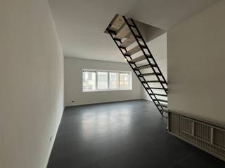 Deze duplex combineert slim ruimtegebruik met overvloedig daglicht op de 2 verdiepingen. De open leefkamer kan u volledig naar eigen smaak...