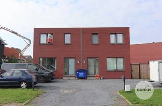 <p><span>ENERGIENEUTRALE WONING MET 3 SLAAPKAMERS<br /><br />Groenhoekstraat 12 te Beringen is de thuisbasis van deze woning die op een zeer gunstige locatie terug te vinden is.<br /><br />Deze HOB werd in 2023 energiezuinig gebouwd en voorzien van de laatste nieuwe technieken zoals zonnepanelen, warmtepomp voor koeling en verwarming, warmtepompboiler, ventilatiesysteem D en regenwaterrecuperatie.<br /><br />We betreden dit pand via de inkomhal waar we eveneens het gastentoilet terugvinden. Verderop vinden we de leefruimte met open keuken en berging met zicht en directe toegang tot de tuin en het terras.<br /><br />Op de eerste verdieping vinden we de nachthal terug die toegang geeft tot de 3 slaapkamers, een 2de berging voor het plaatsen van wasmachine en droogkast en de badkamer uitgerust met een douche, lavabomeubel met dubbele spoelbak en toilet.<br /><br />Bijkomend is er nog een ruime buitenberging voorzien in de tuin.</span></p><p><span> </span></p><p><span>KORT SAMENGEVAT</span><span>:</span></p><p><span>Vraagprijs: € 289.500,00<br />Verkoop onder het stelsel van btw (21%)</span></p><p><span>Totale prijs: € 350.295,00<br /><br />Bent u opzoek naar een energiezuinige en instapklare woning?</span></p><p><span>Contacteer ons voor meer informatie 078 78 30 39 – <span>info@canius.be</span></span></p><p><span> </span></p><p><span>*Deze gegevens zijn louter ter informatieve titel. De vermelde oppervlaktes zijn slechts indicatie. Canius Real Estate kan niet verantwoordelijk gesteld worden voor de juistheid van de aan haar verstrekte gegevens. </span></p><p><span> </span></p><p><span> </span></p>