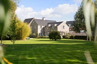 Cette maison de qualité en ossature bois massif, construite en 2015, allie un design réfléchi à une atmosphère chaleureuse et naturelle, ainsi qu’à...
