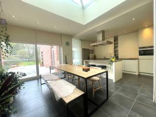 <strong>Moorslede – Karaktervolle woning met 4 slaapkamers en diepe tuin.</strong><br /><br />Achter deze bescheiden gevel schuilt een verrassend ruime woning met de charme van een herenhuis: hoge plafonds, authentieke elementen en veel licht.<br /><br /><strong>Indeling:</strong><br />Gelijkvloers
<ul><li>Inkomhal met karakter en ruimte</li><li>Lichte, doorlopende living met hoge plafonds en authentieke details</li><li>Ruime keuken met kookeiland</li><li>Bergplaats</li><li>Toilet</li><li>Wasplaats</li><li>Droge kelder, perfect voor extra opslag</li></ul>

<div><strong>Eerste verdieping</strong></div>

<ul><li>Twee grote slaapkamers met veel licht (waarvan 1 met lavabomeubel)</li><li>Recente badkamer</li></ul>
<strong>Tweede verdieping</strong>

<ul><li>Eén zeer grote en één kleinere slaapkamer</li></ul>
<strong>Zolder</strong>

<ul><li>Véél extra opbergruimte</li></ul>

<div>Achteraan de woning wacht een mooie, diepe tuin die aanvoelt als een groene oase midden in de dorpskern, mét:</div>

<ul><li>Serre voor tuinliefhebbers</li><li>Tuinkamer - heerlijke plek om te lezen, werken of gasten te ontvangen - met aansluitend tuinhuis</li><li>Uitweg voor fietsen</li></ul>
<strong>Extra troeven:</strong>

<ul><li>Energiezuinige woning, dankzij de 12 zonnepanelen</li><li>Dicht bij scholen, winkels etc.</li></ul>
Deze woning is ideaal voor wie houdt van charme, ruimte en authenticiteit. Een huis dat je niet alleen moet zien, maar vooral moet voelen. Zodra je binnenstapt, weet je waarom.