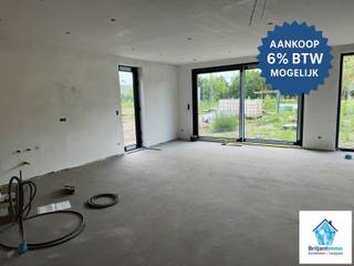 Reeds 60% VERKOCHT! Snel zijn is dus de boodschap! 

Voor onze snelle beslissers... De BRILJANTE actie: krijg bij aankoop van de woning, jouw droomkeuken (twv 12.500€ helemaal GRATIS!)
Als dat geen mooi eindejaarscadeau is... 

Ontdek deze prachtige BEN-woning (E-peil ≤ 20) in het nieuwbouwproject Karreveld te Malderen. Lot 5 biedt een moderne gezinswoning met een doordachte indeling en hoogwaardige afwerking.
Op het gelijkvloers geniet u van een ruime, lichte leefruimte met open keuken en aansluitende berging. De verdieping telt meerdere slaapkamers en een comfortabele badkamer met douche, bad en dubbele lavabo. Dankzij de warmtepomp met vloerverwarming en zonnepanelen is dit een uiterst energiezuinige woning. Ventilatie type D en superisolerend buitenschrijnwerk zorgen voor extra wooncomfort.
Standaard zijn kwalitatieve vloeren (60x60 tegels), pleisterwerken en binnenschrijnwerk voorzien. De koper geniet van ruime budgetten voor sanitair en keuken, zodat u zelf uw persoonlijke toets kan geven.
Project Karreveld combineert hedendaagse architectuur met een rustige ligging in Malderen, vlot bereikbaar en nabij winkels, scholen en openbaar vervoer.
Contacteer ons vandaag voor meer info of een afspraak, en kom zelf de kwaliteit ontdekken tijdens de opendeurdag.