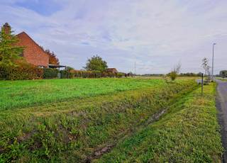 Bent u op zoek naar een ruim perceel bouwgrond grond voor uw droomwoning op te zetten omgeven door velden dan is deze grond misschien wel iets voor...