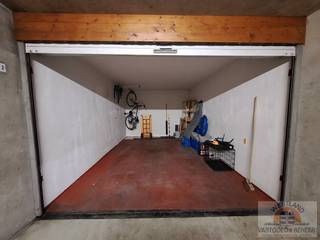 Ruime garagebox op verdiep -2 in ondergrondse garage van residentie Santhooft. De garage is vrij vanaf 03/04/2026. ...