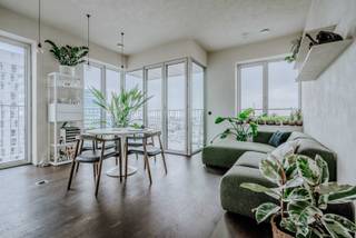 Dit high-end instapklare 1-slaapkamerappartement op de 16e verdieping van residentie "De Lichttoren" biedt een zeldzame combinatie van licht,...