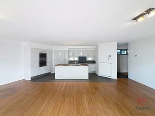 SINT-GILLIS, dicht bij alle voorzieningen (openbaar vervoer, winkels, enz.), ruim 2-slaapkamerappartement van ±109 m² op de 3e verdieping van een recent gebouw. Het appartement is als volgt samengesteld: inkomhal met toilet en vestiaire, leefruimte van ±54 m² met een terras van ±10 m², volledig uitgeruste keuken, 1 slaapkamer van ±16 m² met eigen badkamer, 1 slaapkamer van ±10 m² met douchekamer. EPC: C+. Kelder. Binnenparkeerplaats. Forfaitaire lasten van €100/maand voor de gemeenschappelijke delen. Onmiddellijk beschikbaar.<br /><br /><br />
<p><u>Op de 3e verdieping:</u><br />• Inkomhal met toilet en vestiaire<br />• Leefruimte van ±54 m² (7,8m x 7m) met terras van ±10 m² (6,2m x 1,6m)<br />• Volledig uitgeruste keuken<br />• 1 slaapkamer van ±16 m² (4,1m x 4m) met eigen badkamer<br />• 1 slaapkamer van ±10 m² (3,5m x 2,8m) met douchekamer<br />- Kelder</p>