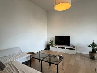 Lichtrijk en energiezuinig 2-slaapkamerappartement met terrassen in Antwerpen-Berchem<br /><br />Ontdek dit prachtig gerenoveerde en energiezuinige appartement gelegen in het hart van Oud-Berchem. Het appartement werd in 2020 volledig vernieuwd en afgewerkt volgens hedendaags comfort. Winkels, scholen, supermarkten en openbaar vervoer bevinden zich op wandelafstand. Ook het station Antwerpen-Berchem ligt op slechts 500 meter en dankzij de nabijgelegen invalswegen is er een uitstekende bereikbaarheid.<br /><br />GA NAAR WWW.DEBOERENPARTNERS.BE OM RECHTSTREEKS UW ONLINE AFSPRAAK IN TE PLANNEN<br /><br />Indeling:<br />Inkomhal, apart toilet met wastafel, ruime en lichtrijke leefruimte met aansluitend een volledig geïnstalleerde open keuken voorzien van inductiekookplaat, ingebouwde koelkast en diepvries, oven, microgolfoven en vaatwasser. Verder beschikt het appartement over een praktische berging met aansluiting voor wasmachine en droogkast.<br /><br />Het appartement telt twee slaapkamers, waarvan 1 voorzien van akoestische en verduisterende binnenluiken. De strak afgewerkte badkamer beschikt over een dubbele wastafel en een ruime inloopdouche.<br /><br />Daarnaast zijn er twee aangename terrassen, afgewerkt met plantenbakken en met een open en groen uitzicht.<br /><br />Bijzonderheden: <br />Volledig gerenoveerd in 2020<br />BEN-appartement<br />Vloerverwarming<br />Driedubbele beglazing<br />Zonneschermen<br />6 zonnepanelen<br />Twee terrassen<br />Gemeenschappelijke fietsenberging<br />Algemene kosten: €70 per maand voor onderhoud en gebruik van de gemeenschappelijke delen<br />Beschikbaar vanaf 01/12