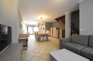 Deze goed onderhouden woning  is ideaal voor wie op zoek is naar een instapklare gezinswoning met een praktische indeling.<br /><br />Op het gelijkvloers vind je een inkomhal, een gezellige leefruimte met aansluitende open, ingerichte keuken, een gastentoilet, berging en fietsenberging.<br />Achteraan is er een aangenaam terras met kleine tuin.<br /><br />De eerste verdieping beschikt over <strong>twee ruime slaapkamers en een kleinere slaapkamer </strong>eventueel dienstig als bureauruimte<strong> </strong>of dressing, evenals een badkamer met ligbad, douche, toilet en dubbel lavabomeubel.<br />Via een vaste trap bereik je de zolderverdieping, waar zich nog<strong> twee ruime kamers</strong> en een handige bergzolder bevinden. Daarmee telt de woning in totaal <strong>vijf slaapkamers</strong>.<br /><br /><strong>Enkele troeven:</strong>
<ul>
	<li>Instapklaar en goed onderhouden</li>
	<li>Houten ramen met dubbel glas</li>
	<li>Centrale verwarming op gas</li>
	<li>Vijf slaapkamers of mogelijkheid tot bureau/dressing</li>
	<li>Aangenaam terras</li>
</ul>
Een ruime, verzorgde woning waar je meteen kan intrekken.<br />Contacteer ons nu voor een bezoek! 03/775.78.79<br />Ben je ook van plan jouw eigendom te verkopen? Maak een afspraak voor een gratis schatting, wij maken er samen een succesverhaal van.