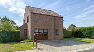 Bij ImmoFusion 7/7 “open huis” : klik op onze 3D-TOUR.<br />Ervaar vastgoed alsof je er zelf doorloopt!<br /><br /><br />Welkom in deze ruime en charmante gezinswoning gelegen in het hippe Boekt, waar comfort, ruimte en een praktische indeling centraal staan. Met vier volwaardige slaapkamers, een mooie aangelegde tuin en een gezellige leefruimte biedt deze woning alle troeven voor gezinnen die op zoek zijn naar een aangename thuisbasis met veel mogelijkheden. Dankzij de grote ruimtes, de mooie lichtinval en de verzorgde inrichting voelt u zich hier meteen thuis.<br />Daarnaast is er beneden de mogelijkheid om een praktijkruimte te voorzien of een activiteit uit te oefenen als zelfstandige!<br /><br /><br />Bij het binnenkomen betreedt u de inkomhal waar zich onmiddellijk de trap naar de bovenverdieping bevindt. Vanuit de hal krijgt u toegang tot de verschillende leefruimtes van de woning. De leefruimte werd ingericht als een gezellige en ruime living waar voldoende plaats is voor een comfortabele zithoek en een grote eettafel. Dankzij de verbinding met de keuken ontstaat er een aangenaam open gevoel en geniet u bovendien van een mooi zicht op de tuin.<br /><br /><br />Aansluitend bevindt zich de volwaardige keuken, praktisch ingericht met voldoende kastruimte en werkoppervlakte. Door de aangename connectie met de leefruimte vormt dit het ideale hart van de woning voor gezellige familiemomenten of etentjes met vrienden.<br /><br /><br />Verder beschikt de woning op het gelijkvloers nog over een handige wasruimte en een extra polyvalente ruimte die perfect kan dienen als bureauruimte, speelkamer, hobbyruimte of gezellige leeshoek. Ook vanuit deze ruimte geniet u van een rustgevend zicht op de tuin. Daarnaast bevindt zich beneden nog een apart toilet.<br /><br /><br />Op de bovenverdieping vindt u vier volwaardige slaapkamers terug. Drie ruime slaapkamers bieden voldoende plaats en genieten van een aangename lichtinval. De vierde kamer kan perfect ingericht worden als logeerkamer, dressing of bureau. De badkamer is praktisch ingericht en beschikt zowel over een aparte douche als een comfortabel ligbad, ideaal voor gezinnen.<br /><br /><br />Buiten beschikt deze woning over een grote en mooi aangelegde tuin waar tuinliefhebbers volledig tot rust kunnen komen. Dankzij het ruime perceel geniet u hier van veel privacy en voldoende ruimte om te ontspannen, spelen of gezellig te tafelen tijdens de zomermaanden. De aanwezige carport zorgt bovendien voor extra comfort en voldoende parkeermogelijkheden.<br /><br /><br />De woning biedt een uitstekende combinatie van ruimte, functionaliteit en gezelligheid en vormt hierdoor de ideale gezinswoning voor wie op zoek is naar een comfortabele woonomgeving met tal van mogelijkheden.<br /><br /><br />Pluspunten:<br />- gelegen te Boekt, the place to be, Boekt is in volle ontwikkeling! wees er snel bij!<br />- 4 volwaardige slaapkamers<br />- Praktische indeling<br />- Grote leefruimtes<br />- Mooie aangelegde tuin<br />- Carport aanwezig<br />- Extra polyvalente ruimte/bureau<br />- Veel lichtinval<br />- Ideale gezinswoning<br /><br /><br />Voor een bezichtiging ter plaatse of meer info, bel ons op 078/78.78.70, of kom gewoon binnen op ons kantoor, steeds welkom!