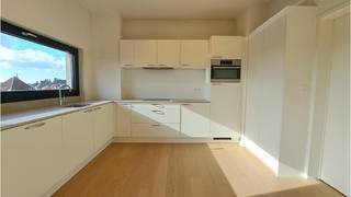 <strong>Ruim en lichtrijk 3-slaapkamerappartement</strong> met balkon perfect gelegen langs de kleine ring van <strong>Brugge</strong>, vlakbij winkels, openbaar vervoer en het centrum van Brugge en met een vlotte verbinding naar de ring. De grote raampartijen over de ganse lengte van het appartement op de 4e verdieping zorgen voor een <strong>royale lichtinval</strong> en geven de bewoners een <strong>mooi zicht op de Brugse skyline.</strong><br />+ Recent gerenoveerd!<br />+ Kwalitatieve afwerking en inrichting!<br />+ Uitstekende mobiscore 9,1 op 10!<br />+ Energielabel C!<br />+ Lift aanwezig!<br />+ Conformiteitsattest aanwezig!<br />+ Ook geschikt als vastgoedinvestering met een zeer goed verhuurpotentieel!<br /><br />Omvat een ruime inkomhal met afzonderlijk gastentoilet, ruime lichtrijke living met open ingerichte keuken, 3 slaapkamers, badkamer met inloopdouche, dubbele wastafel en voorziening wasmachine en een balkon.<br />Gvg,Wg,Gmo,Gvkr,Gvv<br />P-score=A G-score=A<br /><br />#leukwonen #brugge #vastgoedinvestering<br /><br />Bruikbare vloeroppervlakte 129 m²