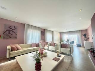 Te koop: karaktervolle halfopen woning in het centrum van Koolskamp, op wandelafstand van scholen en openbaar vervoer.<br /><br />Gelegen in een sociale en levendige omgeving, biedt deze woning een zuidgerichte tuin van 283 m² met tuinhuis en vijver. De indeling is veelzijdig, met meerdere slaapkamers en een ruime keuken, ideaal voor gezinnen die comfort en functionaliteit zoeken.<br /><br /><strong>Gelijkvloers: </strong>inkom, apart toilet, bureel/kapsalon, keuken, ruime living, badkamer en veranda<br /><strong>1ste verdieping: </strong>5 slaapkamers (waarvan er momenteel 2 gebruikt worden als megadressing)<br />Zolder<br /><br />Belangrijkste ruimtes:<br />• eerste ruimte nu ingericht als kapsalon<br />• Living met gezellige sfeer<br />• Keuken met dubbele spoelbak, vaatwasser, inductie- en keramische kookplaat, combi-oven, Amerikaanse koelkast, diepvries, microgolfoven en dampkap<br />• 3 slaapkamers<br />• Badkamer met inloopdouche, toilet, dubbele wastafel in meubel, raindance en thermostatische kraan<br />• 2 dressings<br />• Wasplaats met aansluitingen voor wasmachine en droogkast<br />• Veranda met buitenkeuken<br />• Garage met automatische poort<br />• 2 zolders<br />• Zuidgerichte tuin (283 m²) met tuinhuis en vijver<br />• bergplaats 192m² + parkingplaats naast magazijn<br />* ideaal voor kleine zefstandige die stockage nodig heeft (vb schilder; electricien, plakker, sanitair,...)<br /><br />Troeven:<br />• Centrale ligging nabij scholen en openbaar vervoer<br />• Zuidgerichte tuin met waterpartij<br />• Ruime, volledig uitgeruste keuken<br /><br />Neem vandaag nog contact op voor een bezoek.<br /><br />JOUW DROOMHUIS. ZO GEVONDEN!