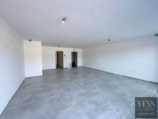 <div>
<div>
<h1><span>Uw eigen appartement in het hart van Ichtegem</span></h1>
<p><strong><span>Betaalbaar en kwalitatief wonen met extra comfort én privacy.</span></strong></p>
<p><strong><span>💡 De vermelde prijzen zijn inclusief 6% btw op de constructieprijs, mits aan de wettelijke voorwaarden wordt voldaan.</span></strong></p>
<p><span>In het centrum van </span><strong><span>Ichtegem</span></strong><span> verrijst deze </span><strong><span>kleinschalige en kwalitatieve residentie</span></strong><span> met slechts </span><strong><span>4 ruime appartementen</span></strong><span> en </span><strong><span>10 private autostaanplaatsen</span></strong><span>.</span></p>
<p><span>Dankzij de beperkte schaal geniet u hier van </span><strong><span>rust, comfort en privacy</span></strong><span>, gecombineerd met een uitstekende ligging.</span></p>
<h3><span>4 ruime appartementen – met de mogelijkheid uw private staanplaats aan te kopen</span></h3>
<p><strong><span>Gelijkvloerse appartementen – 2 slaapkamers</span></strong></p>
<ul>
<li><span>Netto bewoonbare oppervlakte van </span><strong><span>79 m² en 85 m²</span></strong></li>
<li><strong><span>Privatieve tuin van ca. 67 m²</span></strong></li>
</ul>
<p><strong><span>Duplexappartementen – 3 slaapkamers</span></strong></p>
<ul>
<li><span>Netto bewoonbare oppervlakte van </span><strong><span>104 m² en 107 m²</span></strong></li>
<li><strong><span>Zeer ruim terras van ca. 16 m²</span></strong></li>
</ul>
<p><span>De </span><strong><span>gelijkvloerse appartementen</span></strong><span> bieden dankzij hun ruime privatieve tuin een aangename combinatie van binnen- en buitenruimte.</span></p>
<p><span>De </span><strong><span>duplexappartementen</span></strong><span> beschikken dan weer over royale terrassen met </span><strong><span>minimale inkijk</span></strong><span>, waardoor u in alle rust kunt genieten van uw buitenruimte en van </span><strong><span>een optimale privacy</span></strong><span>.</span></p>
<p><span>Een ideale keuze voor wie op zoek is naar een </span><strong><span>ruim, energiezuinig en kwalitatief appartement</span></strong><span>, op een centrale locatie in Ichtegem.</span></p>
<p>Interesse? Bel 050 33 59 03 / info@yess-vastgoed.be</p>
</div>
</div>