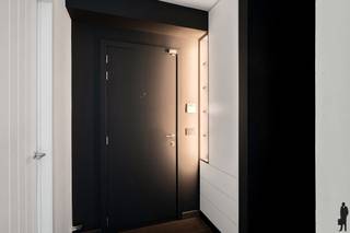 <strong>Modern duplex appartement met uitzonderlijk terras en ideale oriëntatie!</strong><br /><strong>Rustig gelegen te Mariaburg, Ekeren en toch centraal!</strong><br /><br /><br /><strong>Indeling:</strong><br />- Inkom op natuursteen, voorzien van vestiairekast, gastentoilet met handenwasser<br />- Berg-en technische ruimte, met aansluiting wasmachine, droger en aparte lavabo<br />- Living op parket met ingemaakte kasten en gashaard voor extra sfeer en warmte. De volledige breedte is voorzien van grote raampartijen welke zorgen voor veel lichtinval<br />- Deze living biedt rechtstreekse toegang tot het riante terras (ca. 35m²) met ver zicht<br /><br />- Aansluitend op de living, open keuken, volledig geïnstalleerd (Toestellen Miele: Combi-oven, stoomoven, oven, 2 warmtelades, vaatwasser, aparte koelkast en vriezer, inductievuur - merk AEG). Zeer functioneel met veel berg-en werkruimte<br /><br />- Op deze verdieping bevindt zich tevens de eerste slaapkamer (ca. 11,00m²), op laminaat<br />- badkamer op keramische tegel, voorzien van dubbel lavabomeubel, spiegelkast met bergruimte en inloopdouche afgewerkt met tadelakt<br /><br />Via de wenteltrap in de living, komt men uit op de bovenverdieping, afgewerkt met een parketvloer. Hier bevindt zich:<br />- Op de overloop een op maat gemaakt bureau<br />- Aparte dressing voorzien van een glazen schuifdeur<br />- Tweede slaapkamer (ca. 16,00m²) met eigen sanitaire voorzieningen, o.a. een lavabomeubel met opzetspoelbak en toilet<br /><br /><strong>Algemeen:</strong><br />- Hoogwaardig afgewerkt appartement, voorzien van verschillende inbouwkasten en parketvloeren ...<br />- Steeds tot in de puntjes onderhouden<br />- Zonneterras over de volledige breedte met veel privacy. Voorzien van verlichting en elektrische zonnewering<br />- Domotica - merk Loxone, voor o.a. verlichting, screens in de living, gashaard, zonnescherm, alarmsysteem en verwarming<br />- Zeer rustig gelegen en toch centraal, nabij de fietsostrade, treinstation, openbaar vervoer, winkels, scholen …<br />- Verwarming op gas - merk Vaillant (2021) - combinatie van convectoren en radiatoren<br />- Airco's (merk: Daikin) living en slaapkamer boven<br />- <strong>Algemene onkosten</strong> ca. 176 euro per maand (528 euro per kwartaal) - O.a. syndicus, blokpolis, poets, onderhoud voortuin, gebruik gemene delen, lift ...<br /><br /><br /><strong>* Garagebox, aan te kopen aan 30.000 euro, voorzien van automatische poort.<br /><br /><span>Stedenbouwkundige inlichtingen in aanvraag</span><br /></strong>