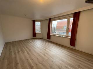 Duplex appartement : inkom, living, keuken, badkamer en twee slaapkamers.  Vrij 01/07/2026. Voorschot op water : 20 euro/pp.   Geen syndic...