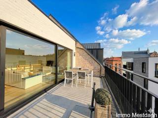 <h2><b>Lichtrijk Penthouse met Zuid-Terras in Hartje Diest</b></h2>
<p>Dit modern appartement bevindt zich op de bovenste verdieping van een recent gebouw in het centrum. Geniet van de rust en privacy, met alle winkels, horeca en faciliteiten op wandel- en fietsafstand.<br />Appartement beschikbaar vanaf begin augustus 2026.</p>
<p><b>Het Gebouw:</b></p>
<p>Ruime lift en trappenhal.</p>
<p>Grote gemeenschappelijke inkomhal en een veilige fietsenstalling.</p>
<h3><b>Indeling:</b></h3>
<ul>
<li>
<p>De leefruimte geniet van een overvloed aan natuurlijk licht dankzij ramen aan weerszijden.</p>
</li>
<li>
<p>Ruim, zuidgericht terras met volledige privacy.</p>
</li>
<li>
<p>Open keuken met aansluitend een praktische koele berging.</p>
</li>
<li>
<p>2 volwaardige slaapkamers.</p>
</li>
<li>
<p>Inkomhal met gastentoilet + badkamer voorzien van douche en een tweede toilet.</p>
</li>
<li>
<p>Aparte berging/wasplaats aanwezig in het appartement.</p>
</li>
</ul>
<h3><b>Parkeergelegenheid</b></h3>
<p>Er is een mogelijkheid om een <b>garagebox</b> te huren vlak om de hoek (Kardinaal Mercierstraat / Klein Begijnhof).</p>
<ul>
<li>
<p><b>Huurprijs garage:</b> €75 / maand.<br /><br /></p>
</li>
</ul>