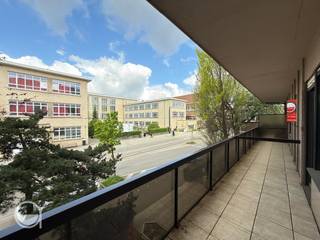 OPGELET: om dit pand te huren of bezichtigen vragen wij steeds eerst een virtueel bezoek te brengen aan het pand. Ga hiervoor naar www.rosseel.be en vul de referentie XV290 in in het veld ‘zoek’ bovenaan rechts. Kies dan ‘360°’. De website helpt je nu verder voor de volgende stappen.<br /><br />Dit éénslaapkamerappartement is gelegen in de Voskenslaan, op wandelafstand van het Sint-Pietersstation, HoGent en het Atheneum/Basisschool Voskenslaan.<br /><br />Het appartement is als volgt ingedeeld: een ruime inkomhal met berging en apart toilet, aansluitend een grote en lichtrijke woonkamer met toegang tot het ruime terras. Verder beschikt het appartement over een ruime slaapkamer met ingebouwde kasten en een badkamer met ligbad, dubbele lavabo en aansluiting voor wasmachine. Verder is er nog een ondergrondse berging. <br /><br />De gemeenschappelijke kosten bedragen €75 per maand (voorschot). De huurprijs is inclusief een garagebox en een autostaanplaats. Het appartement is onmiddellijk beschikbaar.