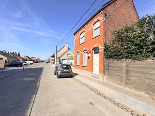 Ontdek deze <strong>ruime woning met geïsoleerde loods 500m² in Heule/Kortrijk,</strong> ideaal gelegen nabij Kortrijk en perfect voor wie wonen en werken wil combineren. Met <strong>4 slaapkamers</strong>, een <strong>afzonderlijke bureauruimte</strong> en een ruime <strong>loods</strong> biedt deze woning tal van mogelijkheden voor gezinnen, zelfstandigen of hobbyisten. Als kers op de taart beschikt de woning over een <strong>verwarmd zwembad</strong> en een gunstig <strong>EPC-label C</strong> – een unieke combinatie van ruimte, comfort en veelzijdigheid!<br /><br />Indeling: <br />- Gelijkvloers:<br />inkom, eetkamer, keuken, woonkamer, toilet, washok, slaapkamer met badkamer, afzonderlijke bureauruimte<br /><br />- 1e verdiep: <br />slaapkamer en badkamer<br /><br />-2e verdiep:<br />2 slaapkamers<br /><br />Geïsoleerde loods van 500m², tuin met verwarmd zwembad en bar + terras, oprit/koer<br /><br /><strong>Troeven:</strong>
<div>- 4 slaapkamers,<br />- Afzonderlijke bureauruimte,<br />- Loods,<br />- Verwarmd zwembad,<br />- EPC C,<br />- Gunstige ligging<br />- Zonnepanelen(28 loods + 11 woning)<br /> </div>

<div>Opsplitsing loods en woning mogelijk(reeds aparte water-en elektriciteitsmeters)</div>

<div><br /> </div>