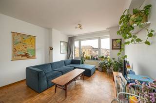 <p><span>Wonen binnen de Singel, met het prachtige Rivierenhof op wandelafstand? Dat doe je hier, in dit ruime appartement op de Turnhoutsebaan. Je geniet van een vlotte bereikbaarheid, winkels en openbaar vervoer. Een instapklaar appartement met 2 slaapkamers en een zonnig, zuidwestgericht terras: ideaal voor wie comfortabel wil wonen vlakbij stad én groen. Het gunstig EPC label (B) en de conforme elektrische keuring zijn de kerst op de taart van dit leuke appartement.</span></p><p><span><br />Licht en ruimte vooraan</span></p><p><span>Je komt binnen in de inkomhal (ca. 5 m²) op blokjesparket, met doorgang naar de living, keuken en nachthal.</span></p><p><span>De leefruimte vooraan (ca. 36 m²) is heerlijk ruim en baadt in het daglicht dankzij de grote raampartijen. Ook hier ligt een mooie blokjesparket die zorgt voor een warme uitstraling. Hier richt je met gemak een gezellige zithoek én een ruime eethoek in.</span></p><p><span>Aansluitend vind je de keuken (ca. 7 m²) met tegelvloer, uitgerust met koelkast, vriezer, dampkap, oven en afwasmachine. Vanuit de keuken heb je toegang tot een eerste, klein terras (ca. 1 m²).</span></p><p><span>Twee slaapkamers en zonnig terras</span></p><p><span>Via de nachthal bereik je de badkamer (ca. 5 m²), volledig betegeld en voorzien van douche, badkamermeubel en betegelde douchewanden.</span></p><p><span>De twee slaapkamers (ca. 11 m² en 15 m²) bevinden zich aan de rustige achterzijde van het appartement en zijn afgewerkt met blokjesparket. Beide kamers geven toegang tot de wasruimte (ca. 7 m²), eveneens op parket, met aansluiting voor was- en droogtoestellen.</span></p><p><span>Vanuit de wasruimte stap je het ruime terras (ca. 8 m²) op. Dit terras is zuidwest georiënteerd, waardoor je hier heerlijk van de middag- en avondzon geniet. Dankzij de schuifdeuren kan je het terras bovendien afsluiten, wat zorgt voor extra comfort en flexibiliteit.</span></p><p><span>Tot slot beschik je nog over een privatieve kelderberging (ca. 4 m²).</span></p><p><span>Groen, centraal en vlot bereikbaar</span></p><p><span>Je woont hier in een levendige buurt in Borgerhout, binnen de Singel en met snelle verbinding naar de Ring, het centrum, en andere invalswegen. Het prachtige Rivierenhof ligt vlakbij: ideaal om te wandelen, sporten of gewoon te genieten van het groen.</span></p><p><span>Openbaar vervoer stopt quasi voor de deur en ook winkels, supermarkten en scholen bevinden zich op wandelafstand. Hier woon je rustig, maar toch met alles binnen handbereik.</span></p><p><span> </span></p>