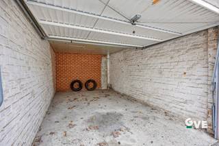 Deze garagebox (box 12) bevindt zich op een absolute topligging in het centrum van Leuven. In een buurt waar parkeergelegenheid bijzonder schaars is, vormt dit een uitstekende investerings- én gebruikskans.<br /><br />De garageboxen zijn achterin gelegen en maken deel uit van een verzorgd geheel van 18 garageboxen en 1 staanplaats. Ideaal voor wie een veilige en vlot bereikbare parkeer- of opslagruimte zoekt. De daken werden recent volledig vernieuwd. <br /><br />Interesse of meer informatie?<br />0474 386393<br />lotte@immogve.be