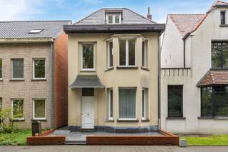 Karaktervolle, te renoveren woning met 3 slaapkamers en veel potentieel op centrale topligging in Oud-Turnhout. EPC F-label.Ligging: Rustig gelegen,...