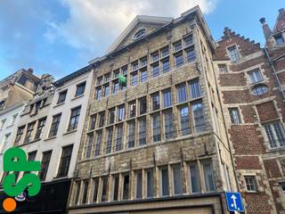 Dit duplex-appartement, gelegen in een karaktervol historisch pand op een absolute topligging aan de Grote Markt, werd enkele jaren geleden...
