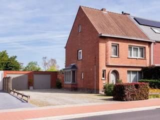 Ruime en verzorgde halfopen bebouwing met een grote achterliggende tuin, oprit en twee garages. De woning is gelegen op korte afstand van het centrum van Nijlen en nabij het natuurgebied Kesselse Heide. Dankzij het ruime perceel, de praktische indeling en de zeer verzorgde staat vormt deze woning een interessante opportuniteit voor wie op zoek is naar ruimte, comfort en een aangename buitenomgeving. De gevelbreedte bedraagt circa 7 meter en het perceel heeft een breedte van circa 14 meter. Via de ruime inkomhal van circa 11 m² betreedt u de woning. De massiefhouten binnendeuren en de verzorgde houten trap geven het interieur een degelijk en karaktervol accent. De keuken van circa 13,5 m² is uitgevoerd in landelijke cottagestijl en biedt voldoende ruimte voor een ontbijttafel. De erker zorgt voor extra lichtinval en een aangename sfeer. De keuken is uitgerust met onder meer een oven, keramische kookplaat, grote koelkast, dampkap en veel kastruimte. Vanuit de keuken is er toegang tot een droge kelderruimte van circa 9 m². Verzorgde, volledig betegelde badkamer met ligbad en douchescherm, toilet, lavabomeubel, twee kolomkasten en plafondverlichting met inbouwspots. De ruime living heeft een totale oppervlakte van circa 36 m² en bestaat uit een salon, eetplaats en een bijkomende zithoek die eveneens dienst kan doen als bureau- of speelhoek. De siermouluren aan het plafond zorgen voor extra karakter en vanuit de leefruimte is er een rechtstreekse doorgang naar het terras en de tuin. Op de verdieping bevinden zich drie slaapkamers van circa 21 m², 15 m² en 10 m². De ruime master bedroom is voorzien van een ingemaakte kast. De verdiepingsvloer is uitgevoerd in beton. De grote geïsoleerde zolder, met afmetingen van circa 9 x 6,5 meter, biedt bovendien interessante mogelijkheden voor het creëren van bijkomende kamers mits het plaatsen van een vaste trap. De woning beschikt over centrale verwarming op aardgas met een recente Viessmann cv-ketel. Er zijn pvc-ramen met dubbele beglazing aanwezig en rolluiken. De elektrische installatie is conform. Een belangrijke troef van deze woning is de grote achterliggende tuin van circa 400 m², die bijzonder veel mogelijkheden biedt voor ontspanning, spelende kinderen of tuinliefhebbers. Daarnaast beschikt het eigendom over twee ruime garages van elk circa 22 m², een brede oprit, een gemetste tuinberging van circa 11 m², aansluitingen voor wasmachine en droogkast, elektriciteit en verlichting in de bijgebouwen en een bijkomende tuinschuur van circa 9 x 3 meter. EPC-label C, P&G-score D Bent u op zoek naar een ruime, verzorgde en instapklare woning met veel bergruimte en een uitzonderlijk grote tuin? Dan is deze halfopen bebouwing in Nijlen beslist een bezoek waard. TEL: 0487/759.758