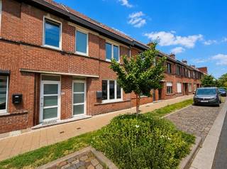 Bent u op zoek naar een instapklare woning op een toplocatie in Gent?<br />Dan is deze volledig gerenoveerde woning beslist een bezoek waard!<br /><br />Gelegen in een rustige straat aan het UZ Gent, combineert deze energiezuinige eigendom een moderne afwerking met een uitstekende bereikbaarheid.<br />Winkels, scholen, openbaar vervoer en belangrijke invalswegen bevinden zich in de onmiddellijke omgeving.<br /><br />Op het <u>gelijkvloers </u>vindt u een ruime en lichtrijke leefruimte met aansluitend een volledig ingerichte keuken.<br />Dankzij het volledig openschuivende raam vormt de keuken één geheel met het gezellige terras, waardoor binnen en buiten naadloos in elkaar overvloeien.<br /><br />Verder beschikt de woning over drie volwaardige slaapkamers, een moderne douchekamer met dubbele lavabo en toilet, twee praktische bergingen en een afzonderlijk gastentoilet.<br /><br /><strong><u>Algemene informatie:</u></strong>
<ul>
<li>EPC: 126 kwh/ m² jaar</li>
<li>Zeer kwalitatieve totale renovatie!</li>
<li>Perceeloppervlakte: 77 m²</li>
<li>Bewoonbare oppervlakte: 136 m²</li>
<li>Kadastraal inkomen: € 208</li>
</ul>
<br />Kortom, een moderne en instapklare gezinswoning op een gegeerde locatie, ideaal voor eigen bewoning of als investering.<br /><br />Bezoeken uitsluitend via Arcade Vastgoed.