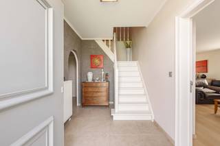 Deze zeer verzorgde en lichtrijke woning met inpandige garage en carport is gelegen in een rustige doch vlot bereikbare omgeving.<br />Dankzij de gunstige ligging bevindt u zich op korte afstand van diverse winkels, scholen en openbaar vervoer.<br /><br />De woning heeft een totale oppervlakte van 585 m² en een bewoonbare oppervlakte van 214 m².<br /><br />Vooraan de woning is parkeerplaats voor 3 wagens en een perfect onderhouden tuin.<br />Achteraan de woning is het heerlijk vertoeven in de gezellige oostgerichte tuin met terrassen in verschillende niveaus en ruim tuinhuis.<br /><br />Indeling:<br />GV: inkomhal met op maat gemaakte vestiairekast - gastentoilet met handwasser - woonkamer met centrale verwarming gas, ingebouwde palletkachel en parket - keuken met eethoek, elektrisch koken, dampkap, oven, vaatwas, koelkast en dubbele spoelbak - wasruimte/bijkeuken - ruime veranda - kleine kelder.<br /><br />1e V: nachthal - 3 slaapkamers met centrale verwarming gas en laminaat - berging - badkamer met bad, douche, badkamermeubel en toilet.<br /><br />Algemeen:<br />- EPC 279 - label C<br />- Blanco bodemattest<br />- 16 zonnepanelen aanwezig (nog 8 jaar certificaten)<br />- Elektrische keuring in aanvraag<br />- Regenwaterput van 7000 liter aanwezig (toilet, wasmachine, douche, kraantjes)<br />- TV-aansluiting in keuken<br />- Overal rolluiken aanwezig<br />- Zolderruimte boven garage (6,75 m²)<br />- Gordijnen en verlichting blijven aanwezig<br />- Vg, WgLK, Gmo, Gvkr, Vv<br />- Vrij vanaf 1/12/2026