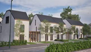 <strong>We gaan van start met de lancering van de eerste vijf energieneutrale nieuwbouwwoningen van 's Graevenhof!</strong><br /><br />'s Graevenhof is een exclusief project van twaalf nieuwbouwwoningen, gesitueerd in het groene ’s-Gravenwezel, de parel van de Voorkempen. De woningen zijn opgebouwd uit duurzame materialen en uitgerust met een verscheidenheid aan moderne, ecologische technieken, waaronder een lucht-water warmtepomp, zonnepanelen, vloerverwarming en een ventilatiesysteem. <br /><br />De architectuur is modern en stijlvol, gekenmerkt door een combinatie van een lichte gevelsteen met houten gevelbekleding en donkere, kwalitatieve aluminium ramen. <br /><br />'s Graevenhof omvat zowel woningen met platte daken als woningen met hellende daken, waarbij de laatste extra inrichtbare ruimte onder het dak bieden voor bijvoorbeeld een hobbyruimte of extra kamer. <br /><br />Alle woningen beschikken over een privatieve tuin die grenst aan een onderhoudsvriendelijke gemeenschappelijke binnentuin met een wadi. <br /><br />De ligging van ’s Graevenhof is ideaal: groen en rustig aan de rand van Hertenbos, nabij natuurgebieden zoals het Gravinnenbos en toch centraal.<br /><br /><span>Wat mag u verder verwachten?</span><br /><br />- Prijzen <strong>vanaf 619.000 euro</strong> (<strong>inclusief</strong> autostaanplaats, ruime afwerkingsbudgetten, klantenbegeleiding, vaste trap naar de zolder)<br />- E-PEIL &lt; 10<br />- <strong>4 tot 6 slaapkamers</strong><br />- 2 badkamers<br />- Aankoop mogelijk onder 6% BTW*<br />- Start afbraakwerken voorjaar 2026<br /><br />* Onder voorwaarden<br /><br />1ste KOPER = GRATIS AFGEWERKTE ZOLDER<br /><br />Voor bijkomende informatie gelieve contact op te nemen met ons kantoor - info@waterhuys.be - www.waterhuys.be/nieuwbouwprojecten - Vg-Wp-Gvv-Gvkr-Gmo-Gworg.