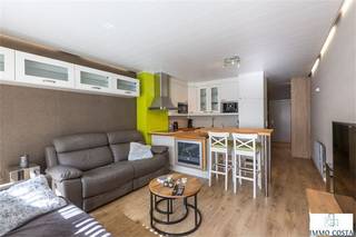 Vernieuwd appartement op topligging, vlakbij de Zeedijk en midden in het winkelcentrum. Indeling : inkomhal voorzien van grote, op maat...