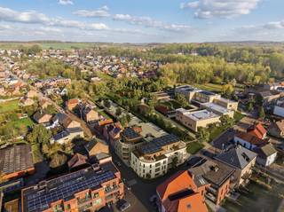 E-PEIL < 30<br />6% BTW mogelijk<br />In het groene en landelijke Leefdaal, op een uitstekende ligging nabij belangrijke verbindingswegen, vindt u binnen project Valléa dit energiezuinige 1-slaapkamerappartement. Ideaal voor wie comfortabel en duurzaam wil wonen in een rustige, maar vlot bereikbare omgeving.<br />De inkomhal brengt u naar de lichtrijke leefruimte met open keuken, waar grote raampartijen zorgen voor een aangename lichtinval en een mooi zicht op de groene omgeving. Het aansluitende terras vormt een rustige plek om te ontspannen in alle privacy.<br />Verder beschikt het appartement over een volwaardige slaapkamer, een badkamer, een apart toilet en een praktische berging. De indeling werd optimaal uitgewerkt met aandacht voor efficiënt ruimtegebruik en wooncomfort.<br />De keuken en badkamer worden volledig naar uw smaak ingericht, met ruime budgetten die u de vrijheid geven om een persoonlijke toets toe te voegen.<br />De absolute troef van dit appartement is het uitzonderlijk lage E-peil. Dankzij doorgedreven isolatie, warmtepompen, zonnepanelen en moderne technieken geniet u van een bijzonder laag energieverbruik en dus aanzienlijk lagere energiekosten – een slimme keuze in tijden van stijgende energieprijzen. Bovendien kan u, mits het voldoen aan de voorwaarden, aankopen aan 6% btw.